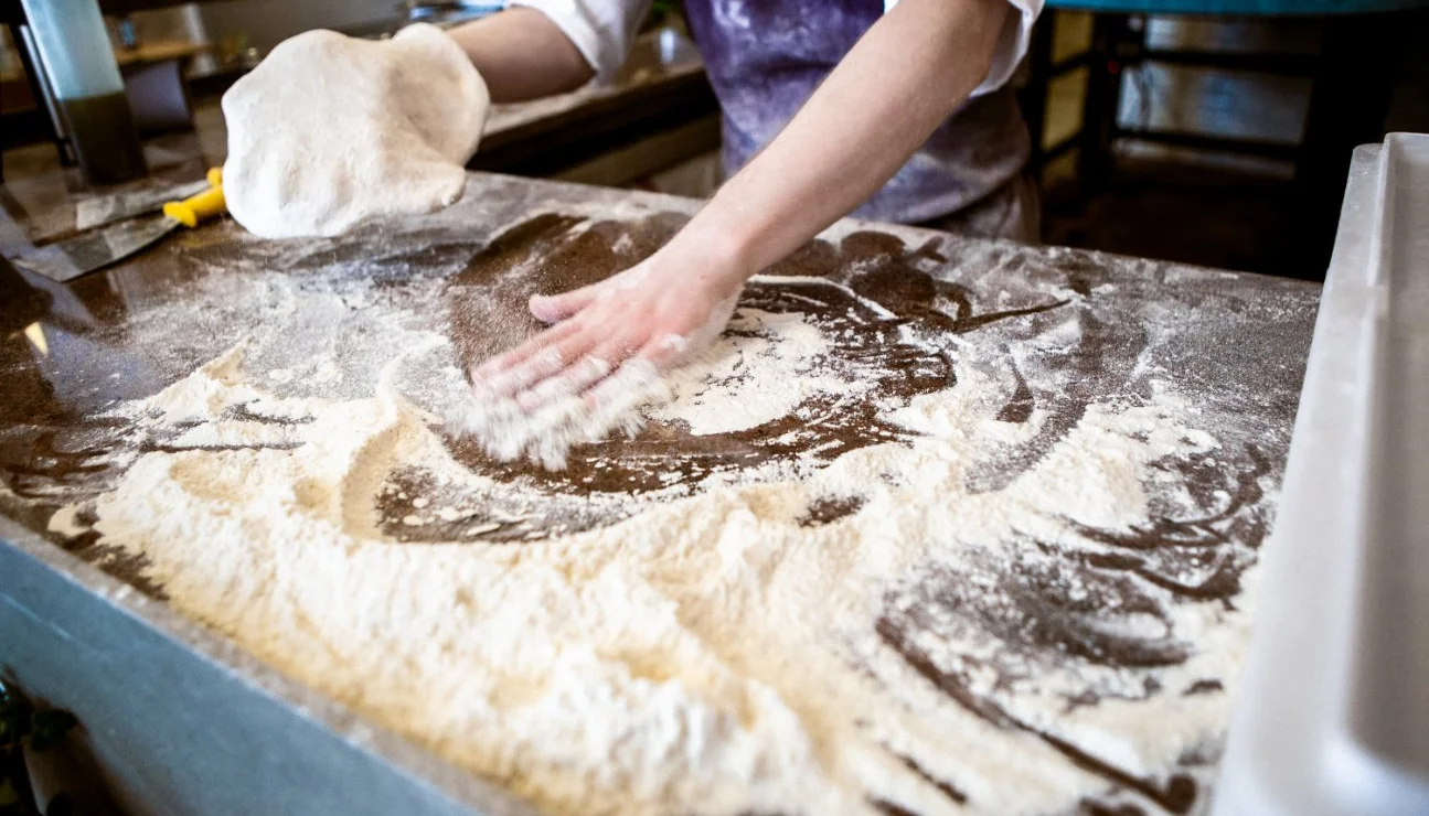 mains travaillant la pâte